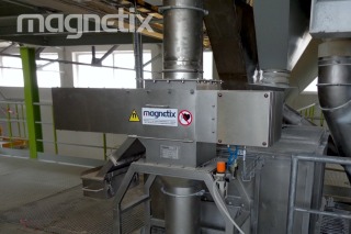 Automatic magnetic grate - removal of iron impurities from sugar.