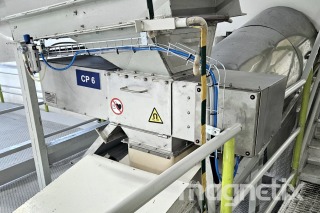 Automatic magnetic grate - removal of iron impurities from sugar.