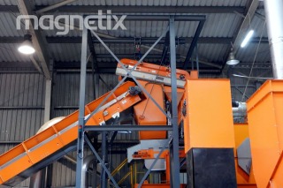 Electromagnetic separator - longitudinal suspension above the conveyor.