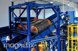 Electromagnetic separator - transverse suspension above the conveyor.