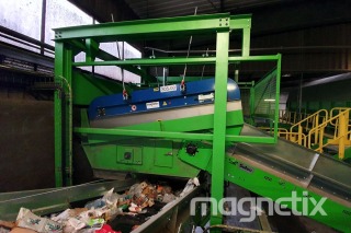 Electromagnetic separator - longitudinal suspension above the conveyor.